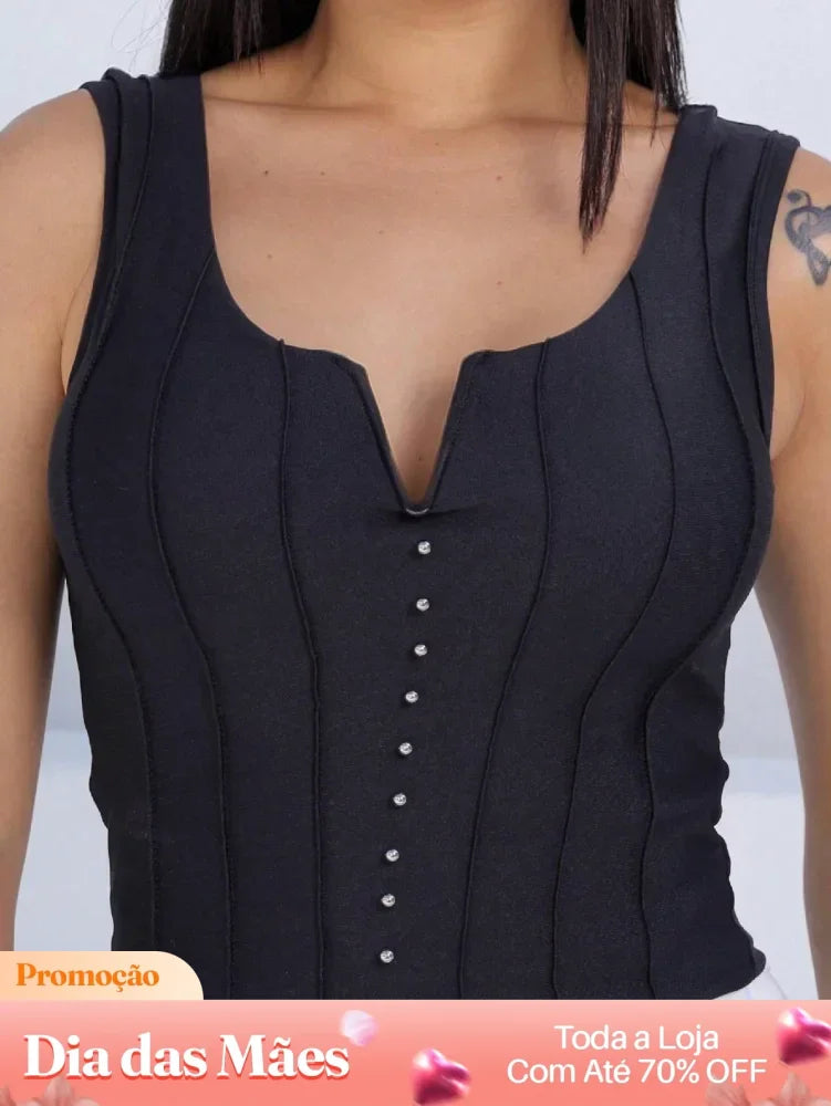 Blusa Cropped Justa Com Recortes E Botões Decorativos Preto / P Blusa Cropped Justa Com Recortes E Botões Decorativos