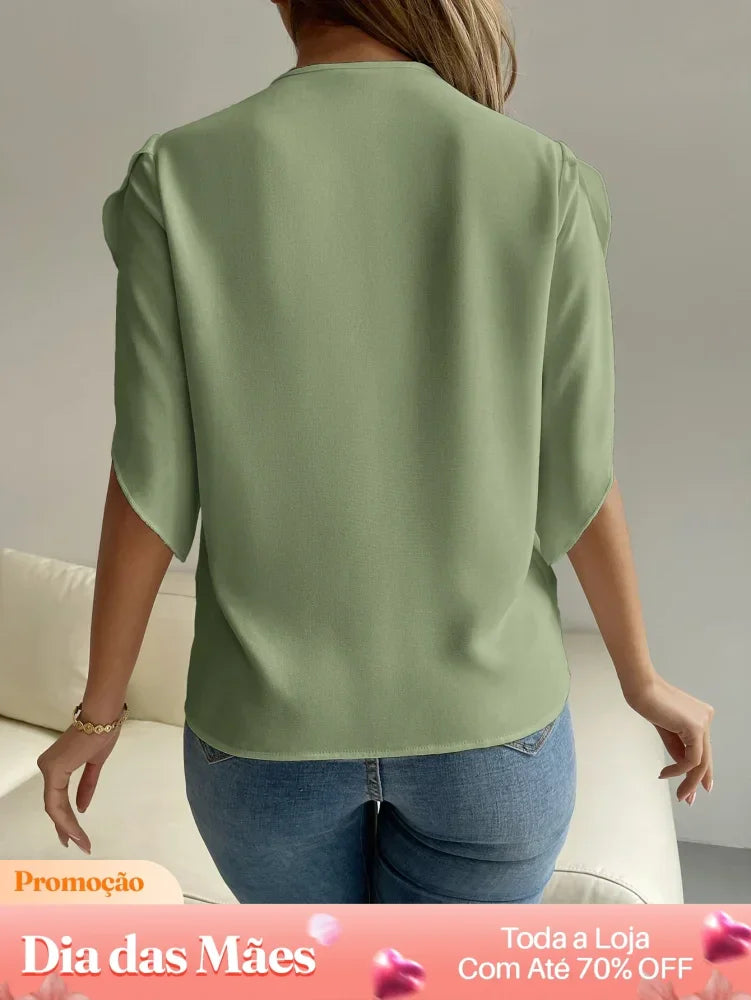 Blusa Social com Detalhe em Renda e Decote V Blusa Social Polo com Gola Contrastante Elegante